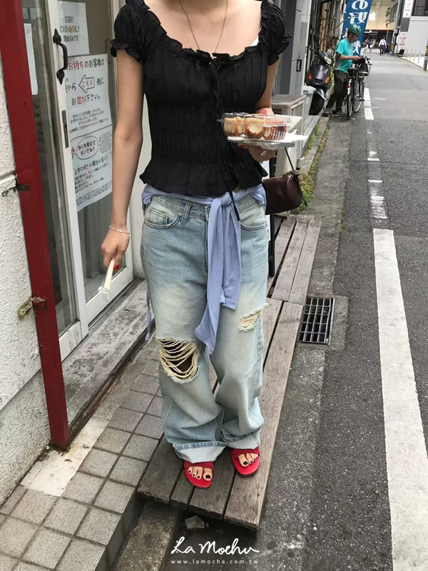 荷葉滾邊繞脖抓皺平口上衣